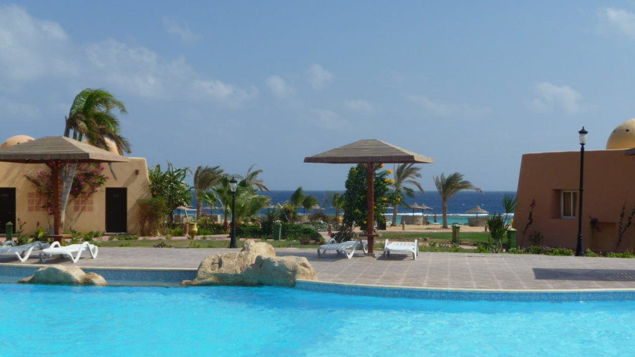Blick vom Pool Richtung Meer Wadi Lahmy Azur Resort