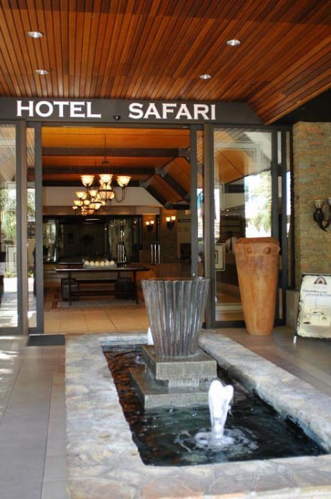 Brunnen im Eingang Safari Court Hotel