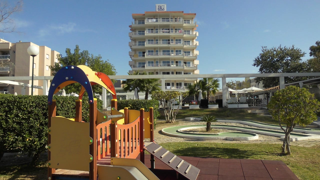 Golfbahn und Spielecke sind zusammen BG Hotel Caballero