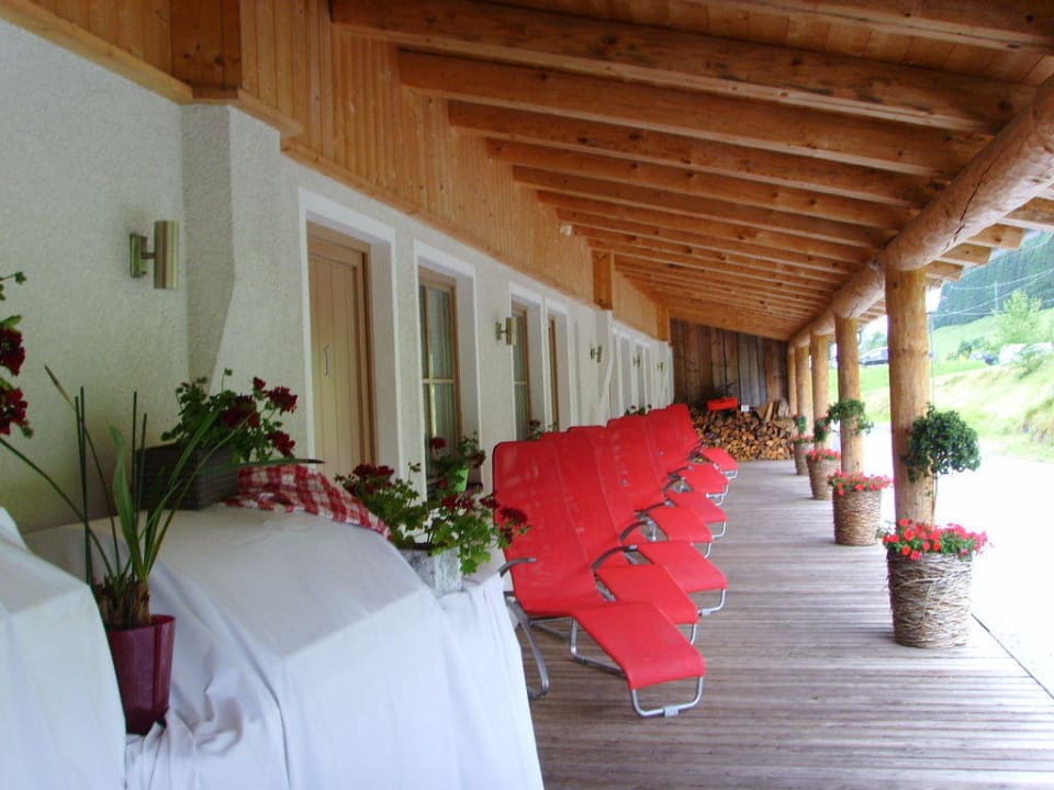 Die Liegen vor den Zimmern Landgut Edelweiss