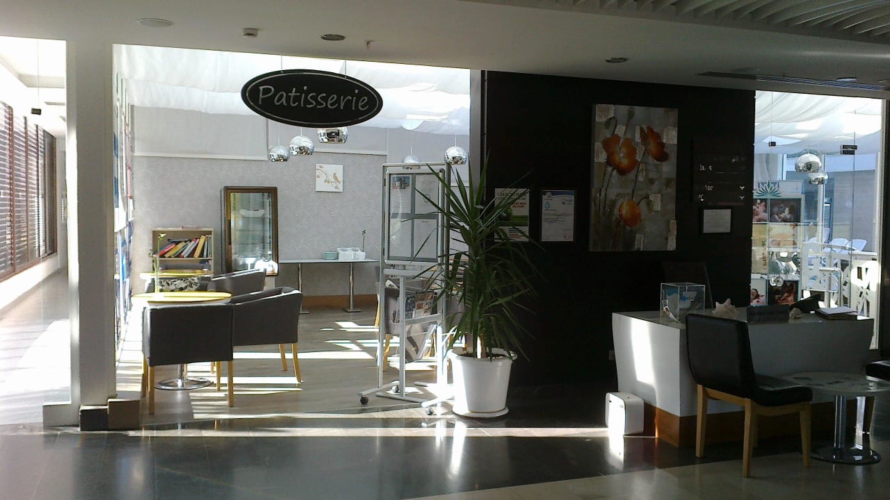 Patisserie mit Treppe in den Keller Gold Island Selected