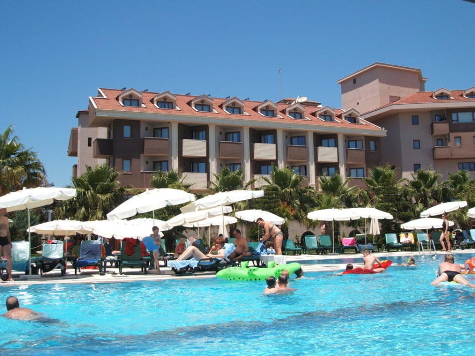 Blick vom Pool zum Hauptgebäude Hane Family Resort