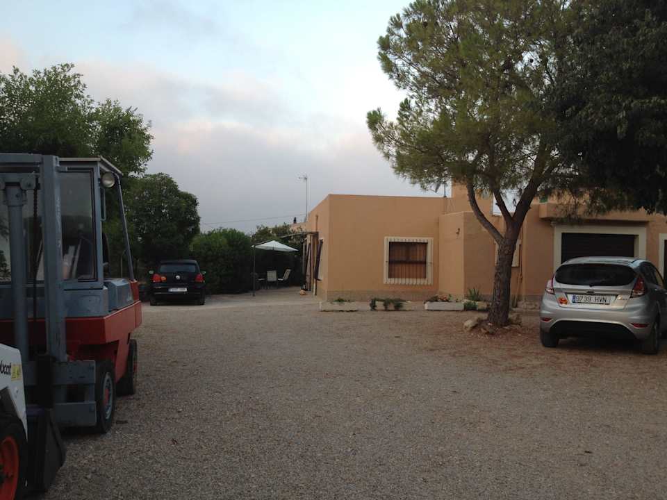 Bagger neben Finca Finca Kalotta