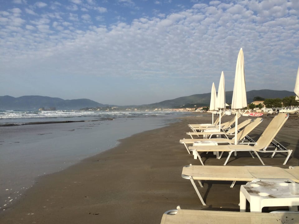 Liegestühle am Strand Domes Aulūs Zante, Autograph Collection