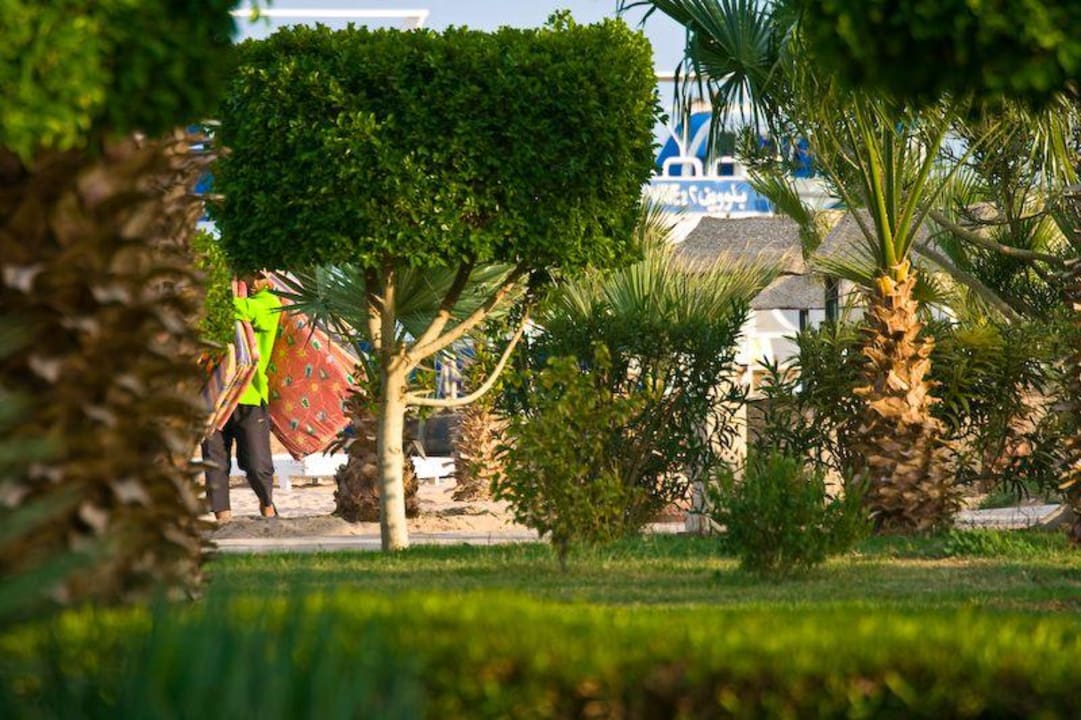 Gartenanlage und der Poolboy Lotus Bay Beach Resort