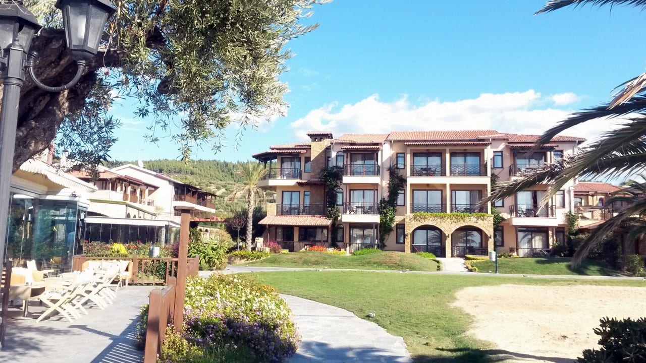Blick vom Strand zur Anlage Anthemus Sea Beach Hotel & Spa