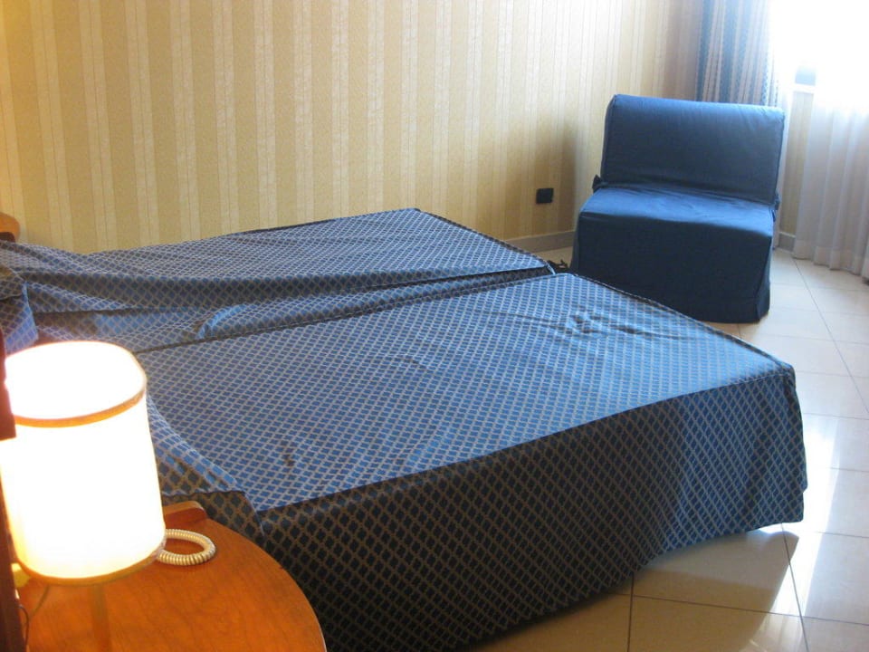 Blick vom Eingang auf Doppelbett Hotel Joyfull