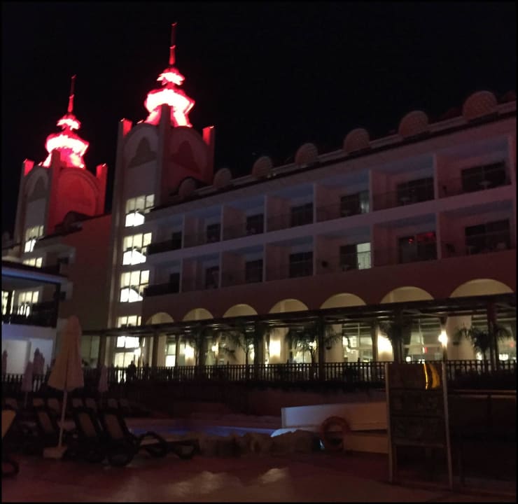 Teil des Neubaus vom Pool aus gesehen Well Palace Side