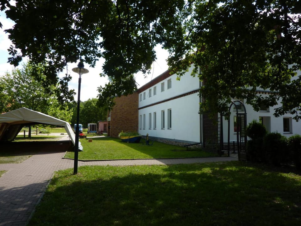 Außenansicht des Wohngebäudes HeleneCamp am Helenesee