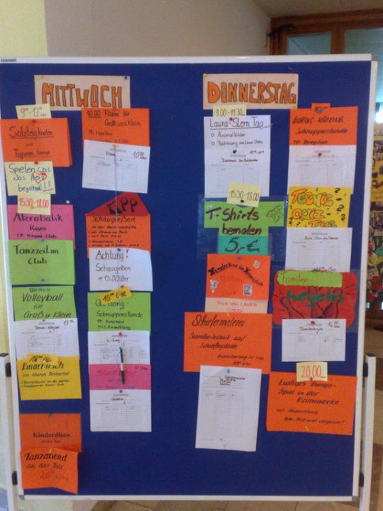 Programmangebot am Pinboard im 1. Stock Familotel Aparthotel am Rennsteig