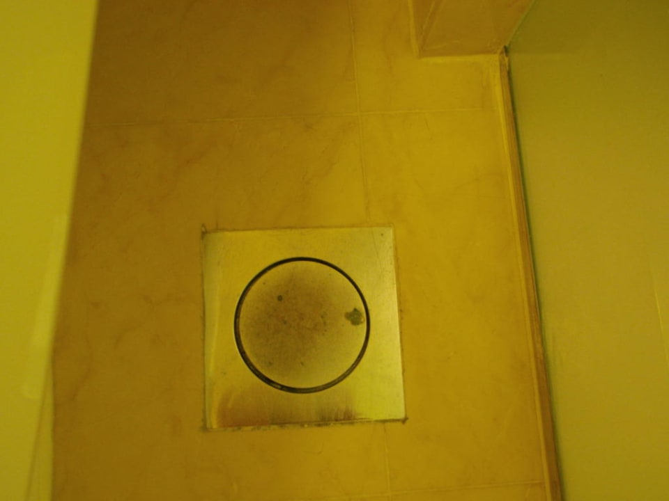 Schimmelflecken am Abfluss im Badezimmer Hotel The Westin Kuala Lumpur