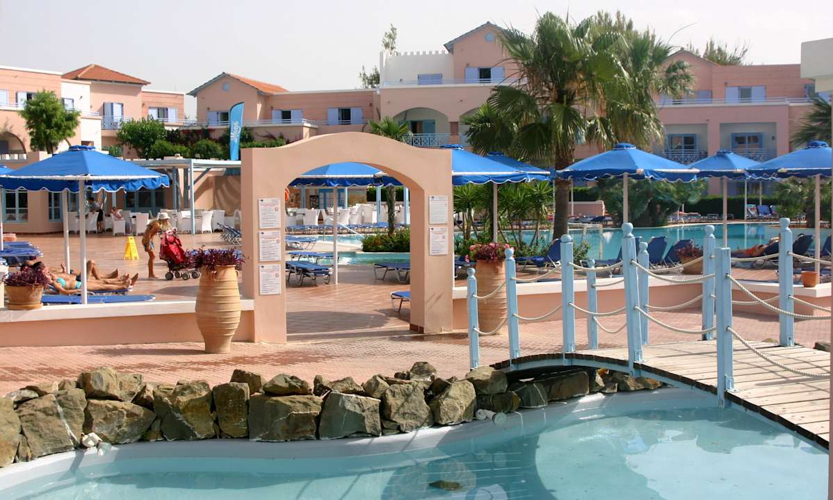 Pool am Eingang Mitsis Rodos Village