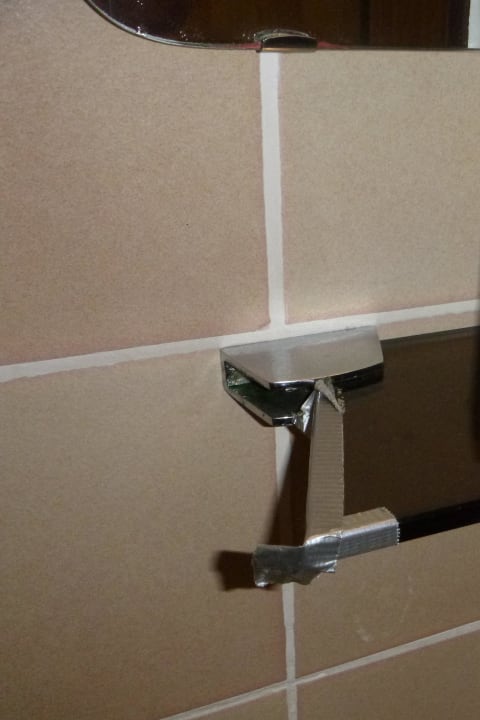 Abgebrochene Kante an Spiegelablage Sonnenmatte-Titisee B+B Hotel Guesthouse