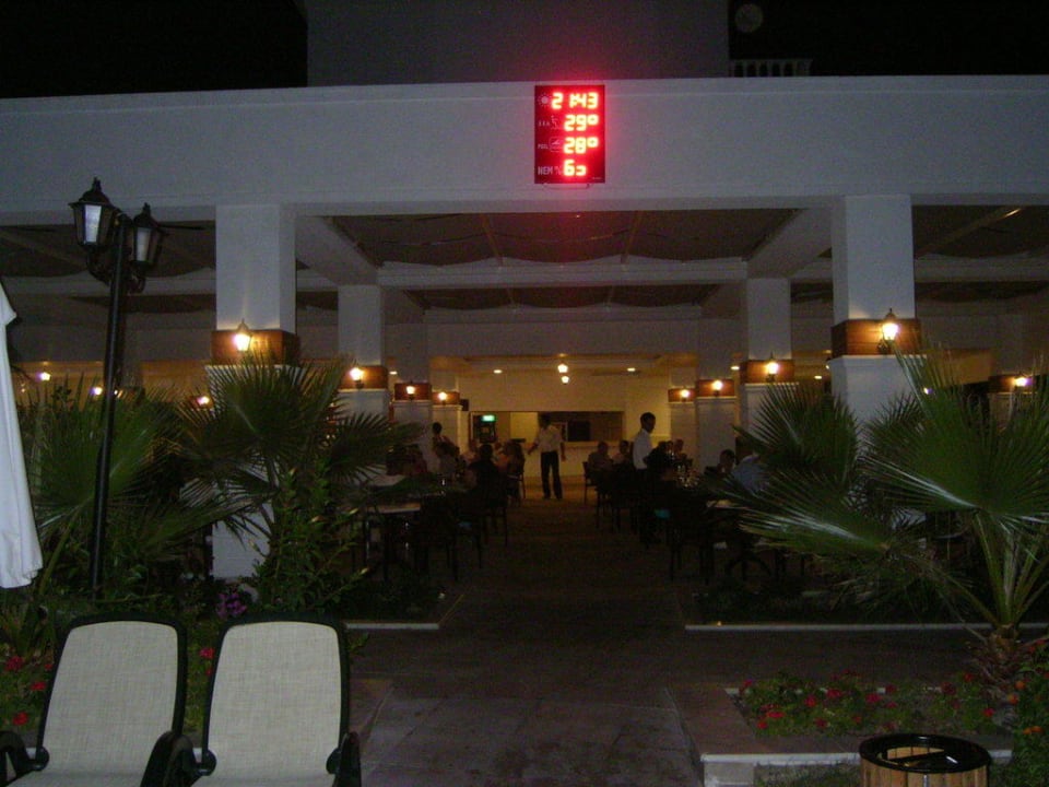 Poolbar am Abend Alba Queen Hotel