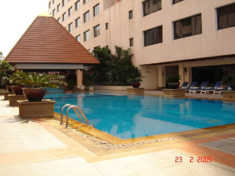 Blick auf den Pool des Twin Towers Hotels Bangkok Twin Towers Hotel