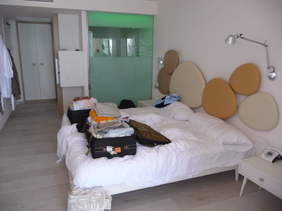 Bett und die Badezimmerglaswand Son Moll Sentits Hotel & Spa