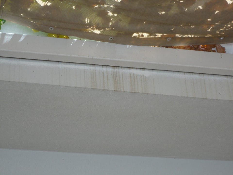 Zacieki na ścianach przy barze basenowym Alba Queen Hotel