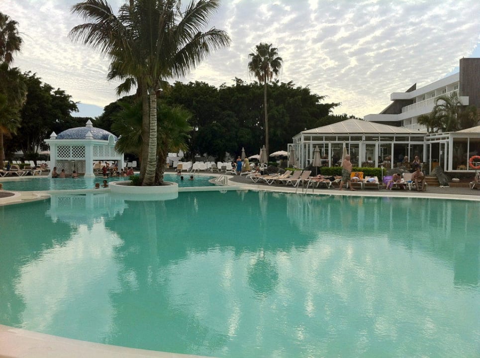 Pool mit Poolbar Hotel Riu Paraiso Lanzarote