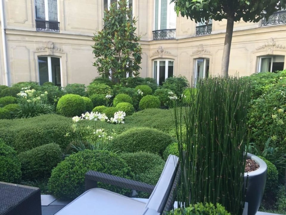 Innenhof mit Begrünung mit Aussicht beim Frühstück Hotel Fouquet's Barriere