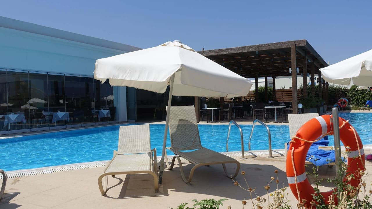 Pool nähe Strand Asterias Beach Resort