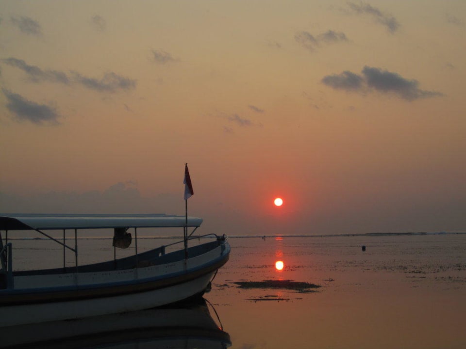 Sonnenaufgang am Strand Griya Santrian Beach Resort & Spa