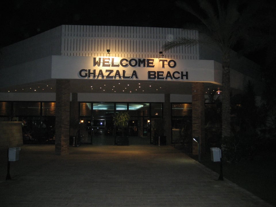 Eingang bei Nacht Ghazala Beach