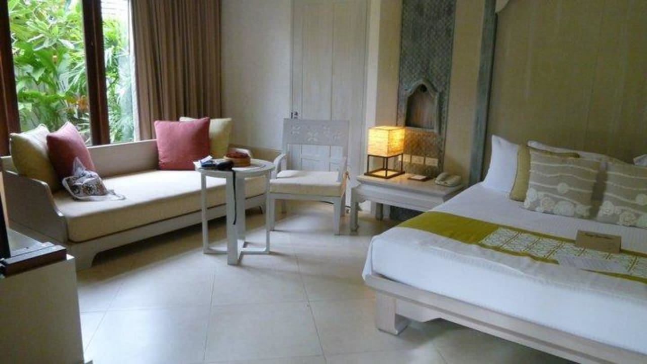 Sehr großes bequemes Bett mit Sitzmöbeln Melati Beach Resort & Spa