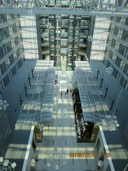 Noch einmal der blick zum Hilton und seiner Lobby Hilton Garden Inn Frankfurt Airport