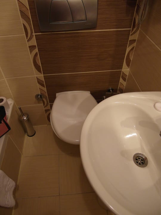 Toilette mit 30 cm Abstand zum Waschbecken Club Side Coast