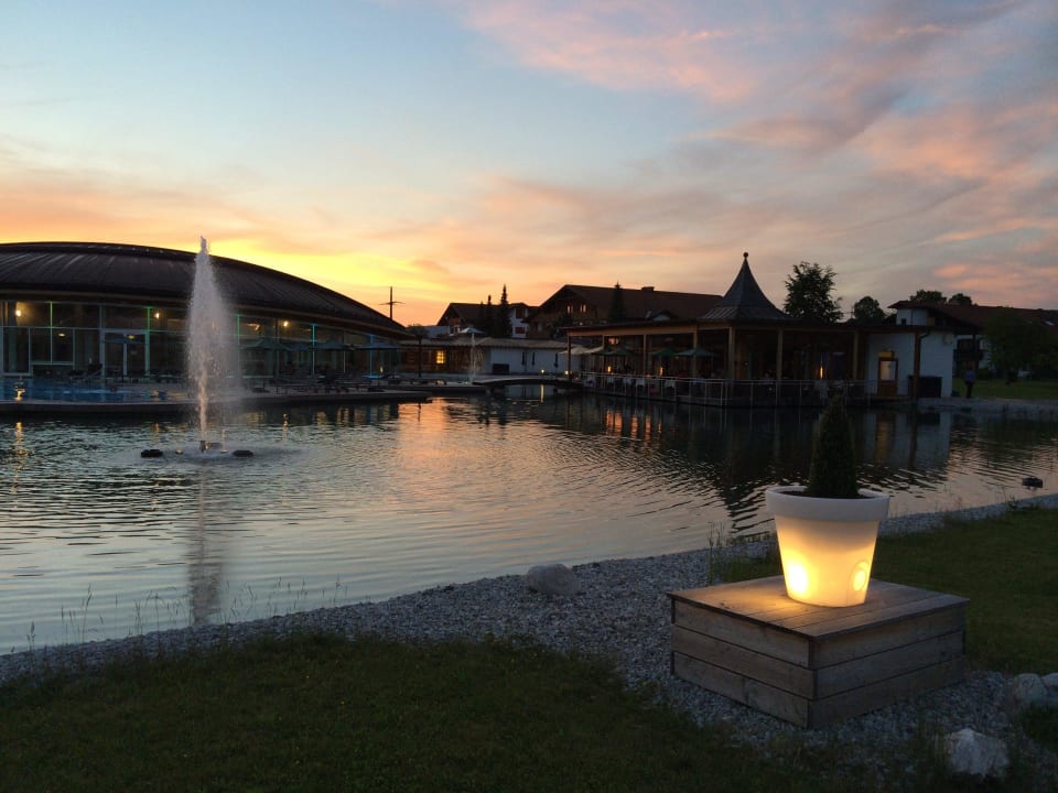 Blick auf Bar und Pool am See Hotel König Ludwig