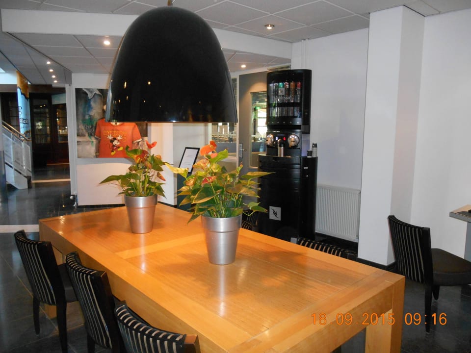 Sitzecke mit (kostenpflichtigen) Kaffee WestCord Art Hotel Amsterdam 3-Star