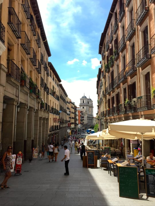 Nebenstraße mit vielen Bars The Hat Madrid