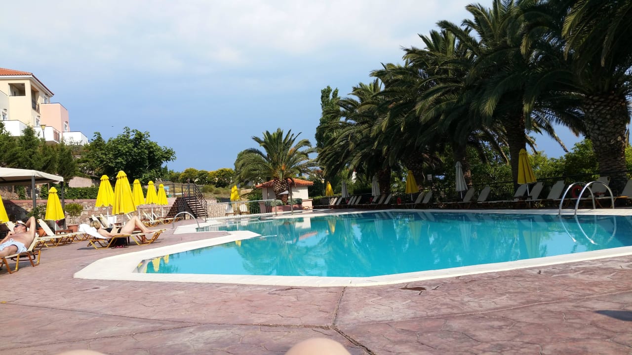 Morgens am Pool Hotel Sunrise Resort