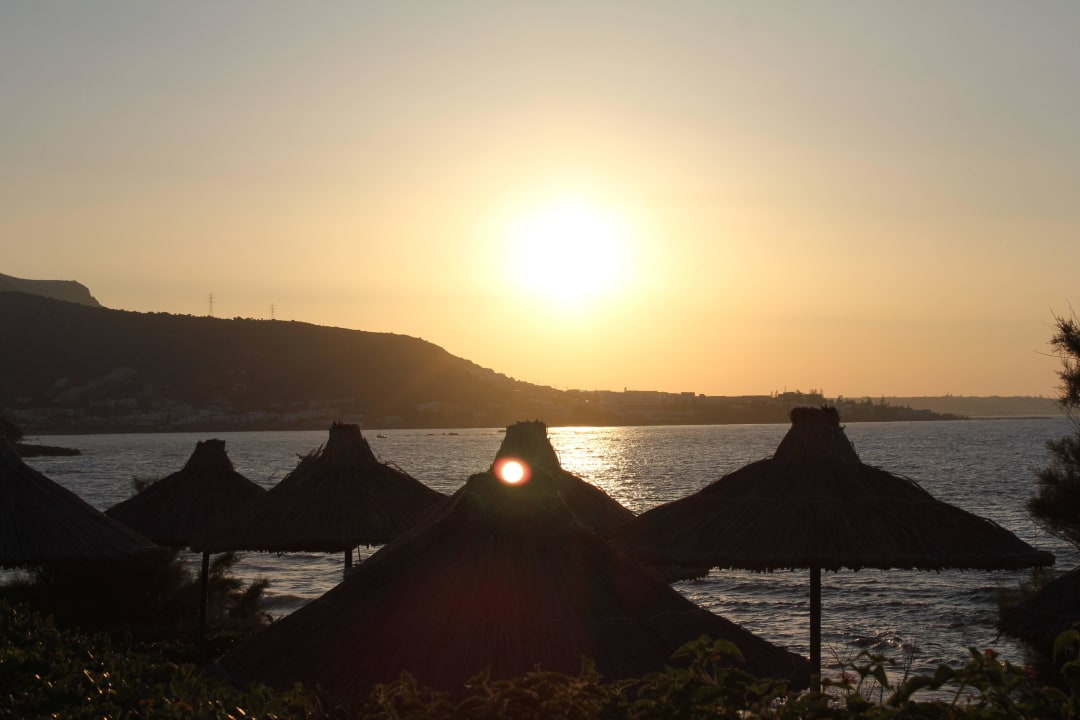 Stimmung beim Sonnenuntergang Alexander Beach Hotel & Village Resort