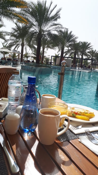 Frühstück auf der Terasse DoubleTree by Hilton Resort & Spa Marjan Island