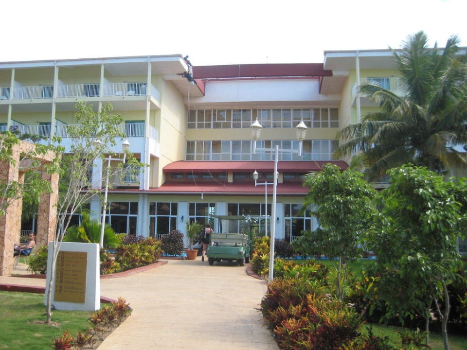 Hoteleingang von der Rückseite Iberostar Origin Taínos