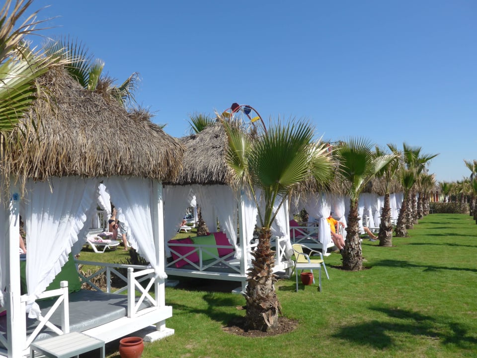 Gemütliche Lauben am Strand Hotel Delphin Diva