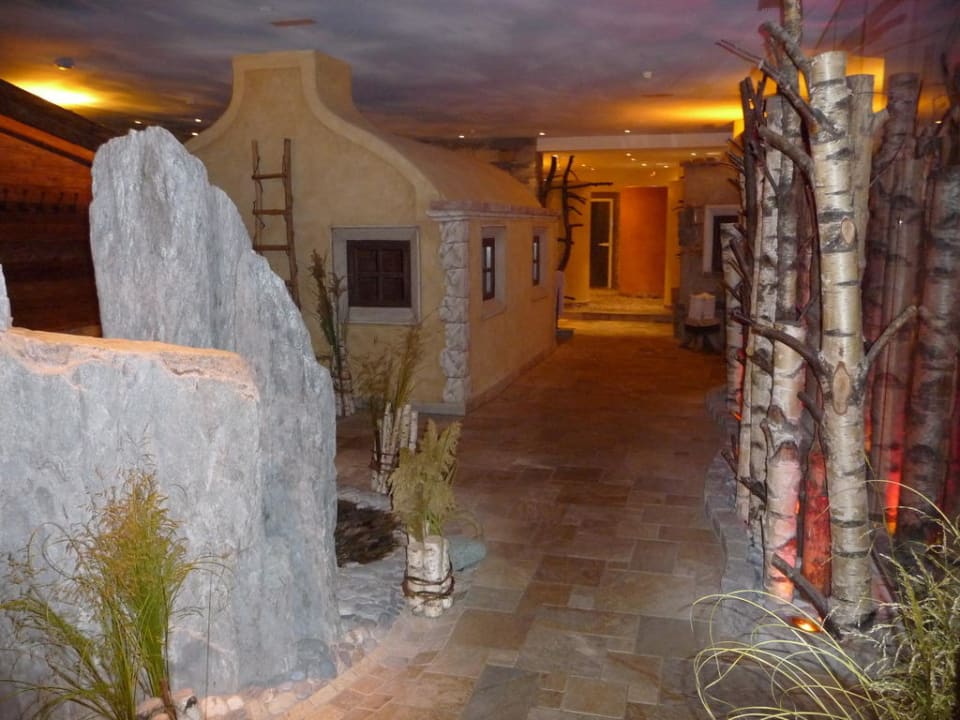 Blick in die Saunalandschaft Hotel Alpin Spa Tuxerhof