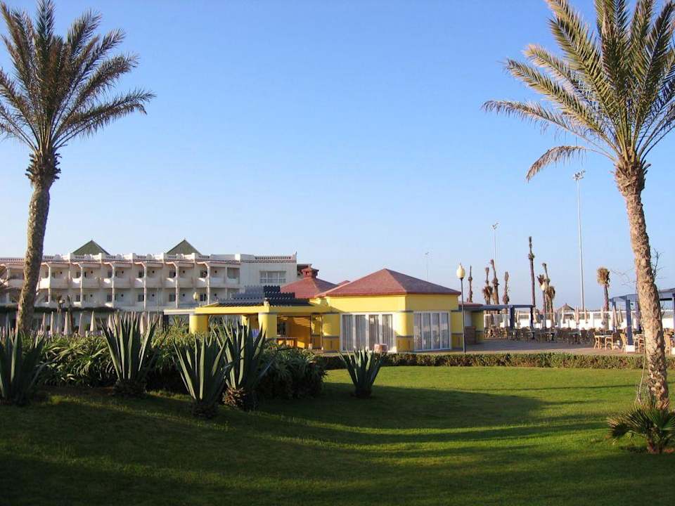 Blick zur Poolbar Iberostar Waves Founty Beach