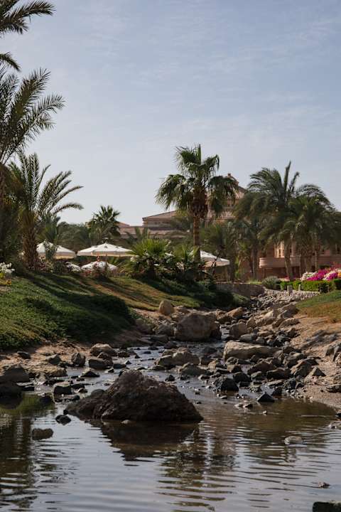 Ein Bachlauf, quer durch die Anlage Richtung Meer Mövenpick Resort & Spa El Gouna