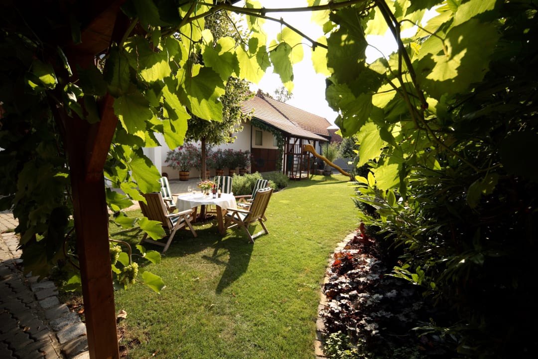 Gartenanlage Achs-Wendelin Weine und Gästehaus