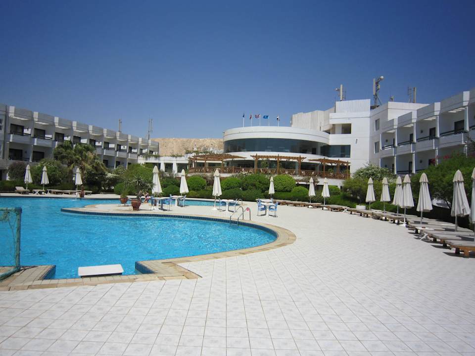 Mit Blick auf Haupteingang Restaurant Sea Shell Hotel