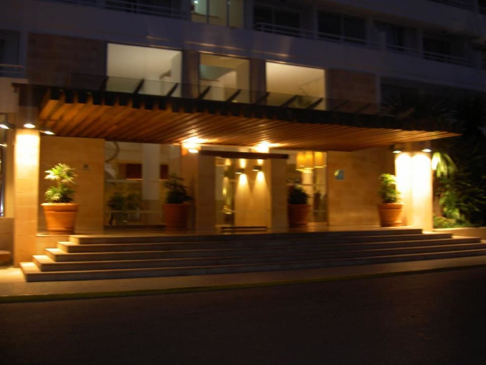 Vor dem Hotel VIVA Eden Lago