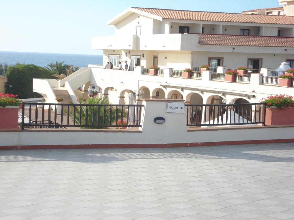 Drogą główną do hotelu La Plage Hotel & Resort