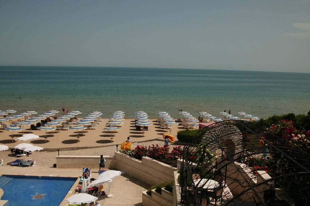 Blick von Terrasse auf Strand Hotel Bilyana Beach