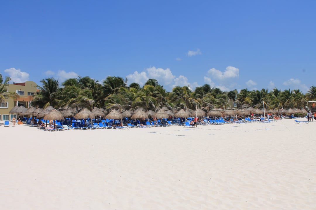 Die Liegen vor dem Hotel Viva Azteca by Wyndham - All Inclusive Resort