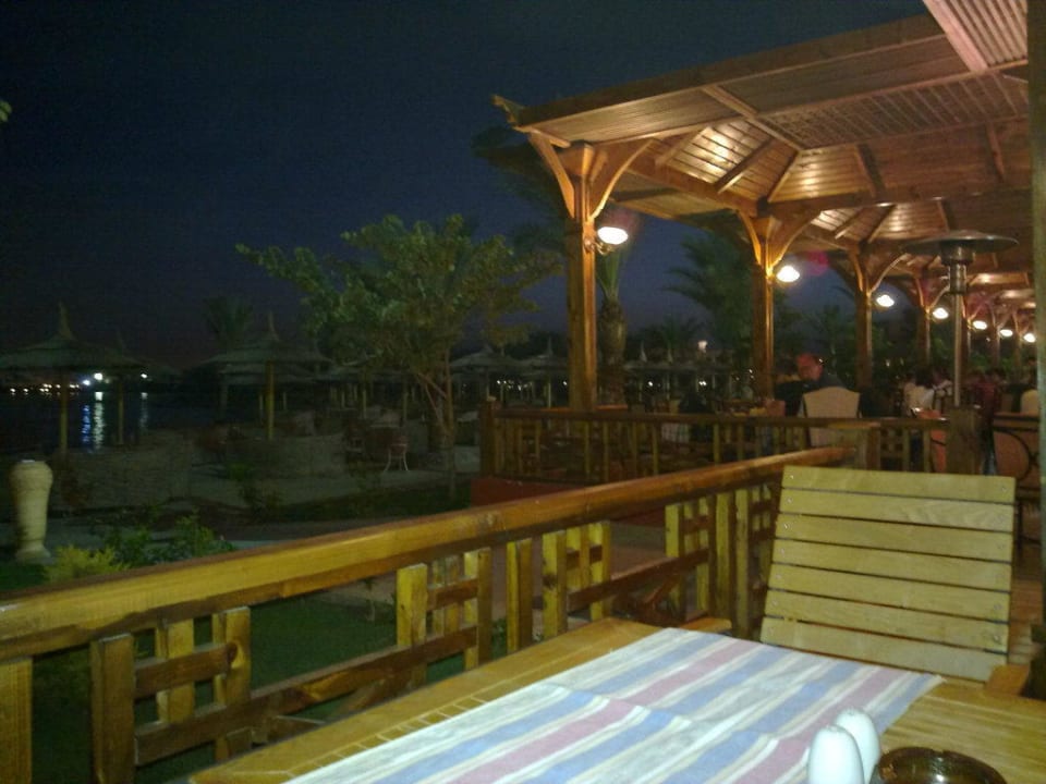 Eins der unteren Restaurants mit Meerblick Beach Albatros Resort
