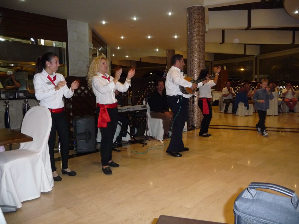 Zoi,Eleni,Sawa und Nektaria beim Griechischem Tanz Hotel Kalithea Horizon Royal