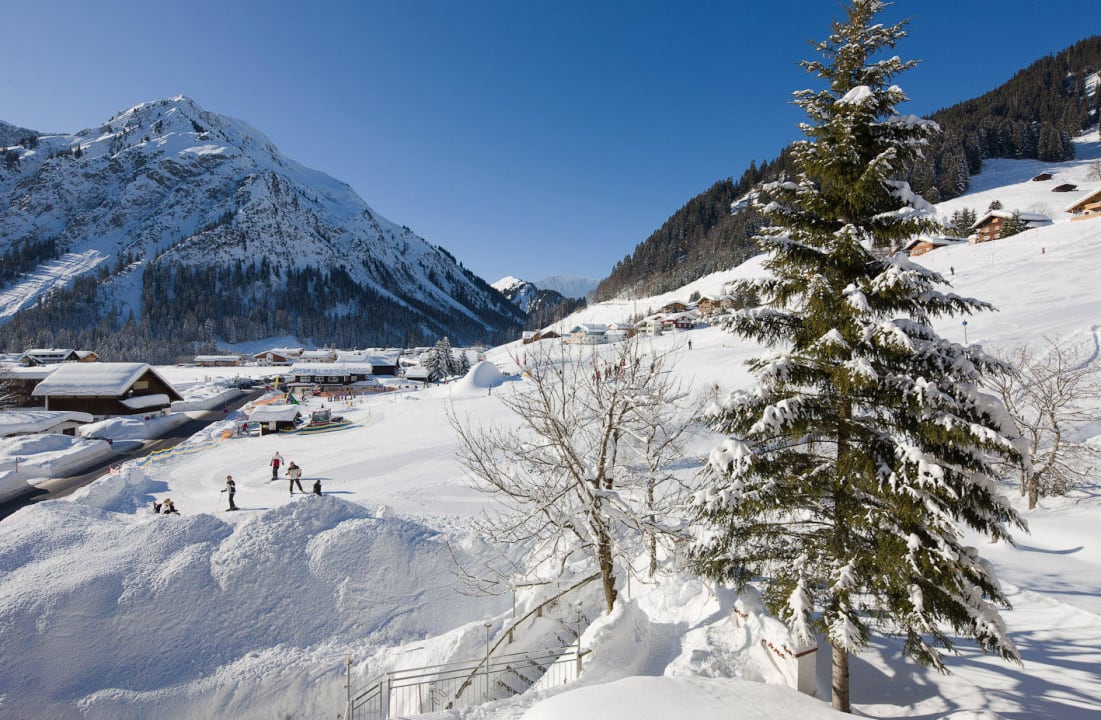 Blick auf die Skipiste direkt am Haus Hotel Steinbock