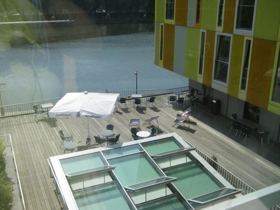 Blick auf die Dachterrasse am Morgen DJH Jugendherberge Bremen